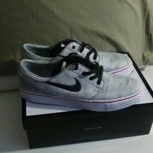 Women sneakers/ brand new